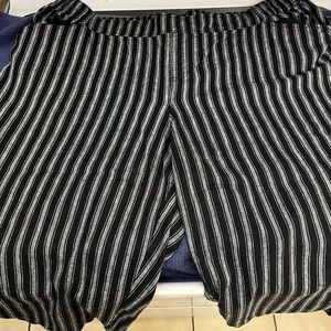 Lane Bryant Black and Gray Wide Leg Capris Size 24